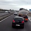 In contromano sulla 16 bis, paura tra gli automobilisti. IL VIDEO