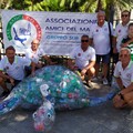 I volontari dell'associazione  "Amici del Mare " consegnano doni ai bambini dell'ospedale