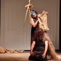 Il Palazzo d’Occidente, il teatro come mezzo per meditare su una storia vera di cieca violenza