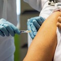 Vaccini, da lunedì partono le somministrazioni delle terze dosi per gli operatori scolastici