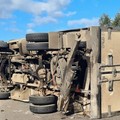 Violento tamponamento sulla 16bis, un camion si ribalta: illesi i conducenti