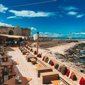A Trani il caro ombrellone divide, ma c’è chi sceglie l’accoglienza: lettini gratis al “Vecchio e il mare”