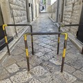 Via Edoardo Fusco a Trani, la segnalazione di un cittadino: «Quei dissuasori sono una barriera architettonica»
