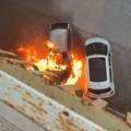 Paura a Trani: auto in fiamme in via Gramsci