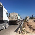 Troppi mezzi pesanti, traffico bloccato sulla complanare Trani-Andria