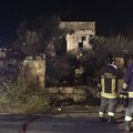 Vasto incendio in un terreno di via Monte d'Alba