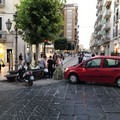 Parcheggia in divieto di sosta e senza freno a mano, l'auto travolge una vespa