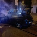 Auto in fiamme nella notte: appartiene ad un agente di Polizia