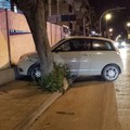 Incidente in via Bisceglie: auto finisce contro la recinzione del cantiere