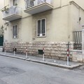 Addio sosta selvaggia in via Pola, installati i paletti contro gli incivili