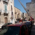 Cornicione pericolante in via Pedaggio Santa Chiara, intervengono i vigili del fuoco