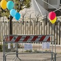 La grata sconnessa di via Borsellino  "festeggia " sei mesi di vita con scritte e palloncini colorati