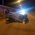 Si ribaltano con l’auto su via Barletta, quattro persone coinvolte