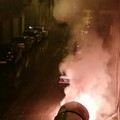 Notte di paura in via Festa: quattro bidoni dell'immondizia a fuoco
