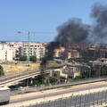 A fuoco un terreno incolto in zona Stadio: alta nube di fumo nero sovrasta la 16bis