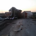 Camion si ribalta sulla 16bis: traffico bloccato in direzione Trani