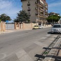 Sicurezza stradale, in via Papa Giovanni assenza di segnaletica pedonale in prossimità della scuola