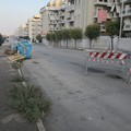 Sono tornate: in via Borsellino transennata una nuova buca al centro della carreggiata