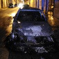 Auto incendiata nella notte in via Umberto: necessario l'intervento di due mezzi dei vigili del fuoco