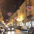 Trani si colora di rosso in vista del San Valentino: installate le luminarie a forma di cuore