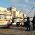 Un’anziana signora finisce in mare, salvata da due operatori della Darsena comunale