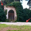 Si sgretola il muro d'ingresso di Villa Telesio: cedimento o atto vandalico?