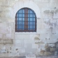 Cattedrale di Trani, rimosse le scritte rosse sulla facciata occidentale