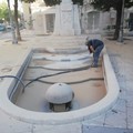 Fontana di piazza Libertà, in corso interventi di sabbiatura per la riqualificazione del mosaico sul fondo