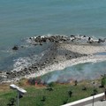 Incendio sul lungomare Chiarelli, in fiamme sterpaglie e arbusti