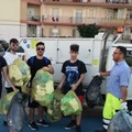 Rifiuti abbandonati, volontari della  "3Place " ripuliscono il lungomare Mongelli