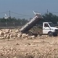 Abbandona materiale di risulta nel cantiere del nuovo mercato a Molfetta, sanzionato 30enne tranese