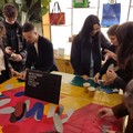 Nugnes e Freitag: grande successo per il workshop sull'arte del riciclo nel fashion