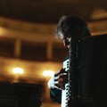 L’Orchestra nel palmo di una mano: Diego Trivellini incanta Trani con la sua Fisorchestra