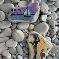 Trasforma i sassi in opere d'arte sulla spiaggia del Macello
