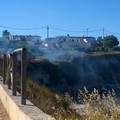 A fuoco sterpaglie alla Seconda Spiaggia
