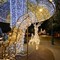 Tra zampognari e artisti di strada si è acceso il Natale a Trani: luci, spettacoli e un senso di festa per allietare la città