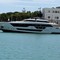 Maxi yacht di lusso fa il suo ingresso nel porto di Trani