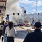 Trani, auto in fiamme in corso Imbriani: strada bloccata