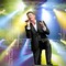 Tony Hadley a Trani, il concerto dell’ex frontman degli Spandau Ballet illumina la notte di San Silvestro in Piazza Quercia