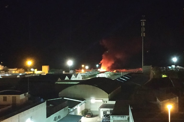 Incendio nei pressi dell'isola ecologica