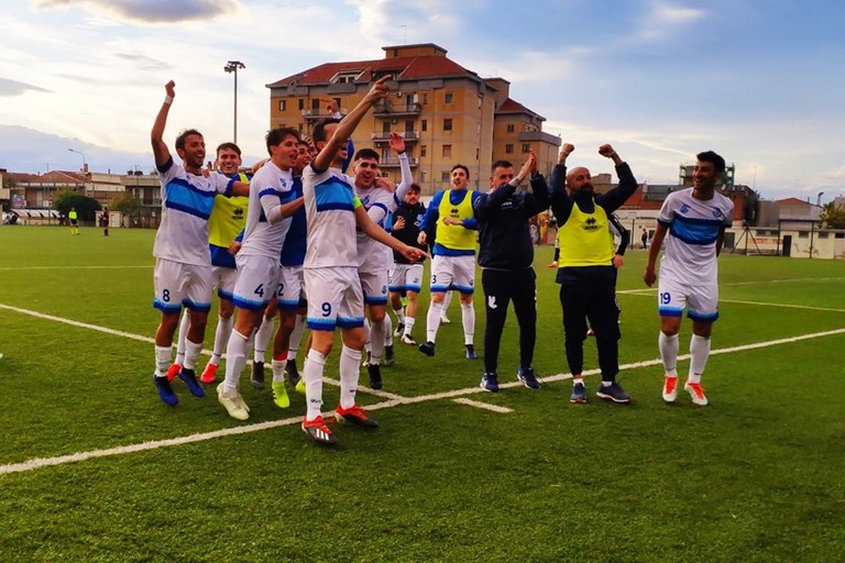 Calciatori del Trani esultano con i tifosi a San Severo