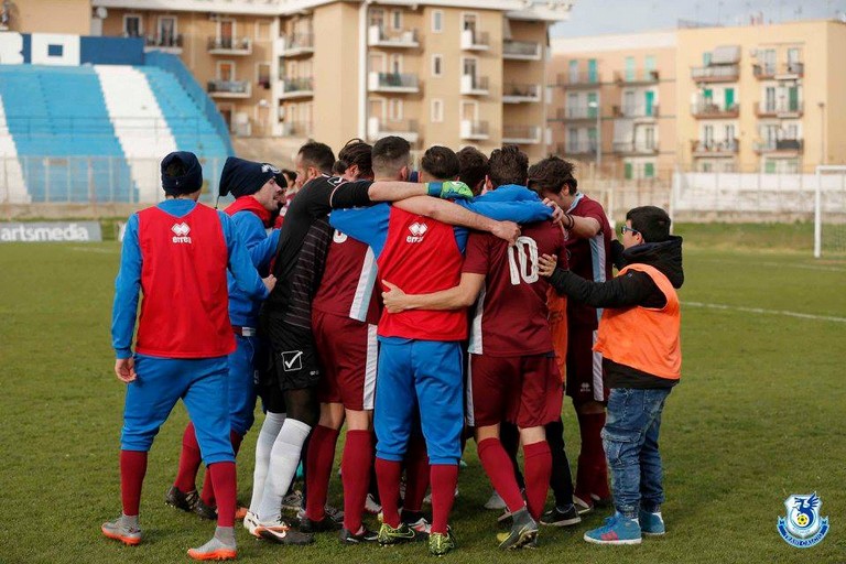 Calciatori Vigor Trani si abbracciano