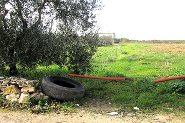 Pneumatico abbandonato nelle campagne