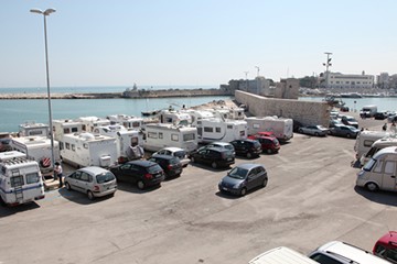 Camper di turisti a Trani