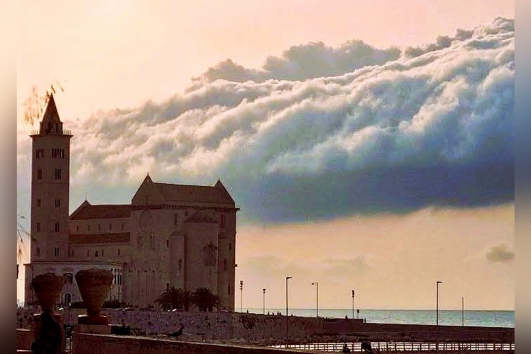 La Cattedrale sotto la nube a mensola. <span>Foto MeteoOne Puglia e Basilicata </span>