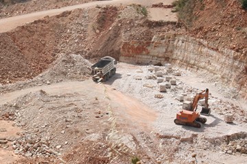 Cava abusiva sequestrata, la denuncia: «Attività ancora in corso»