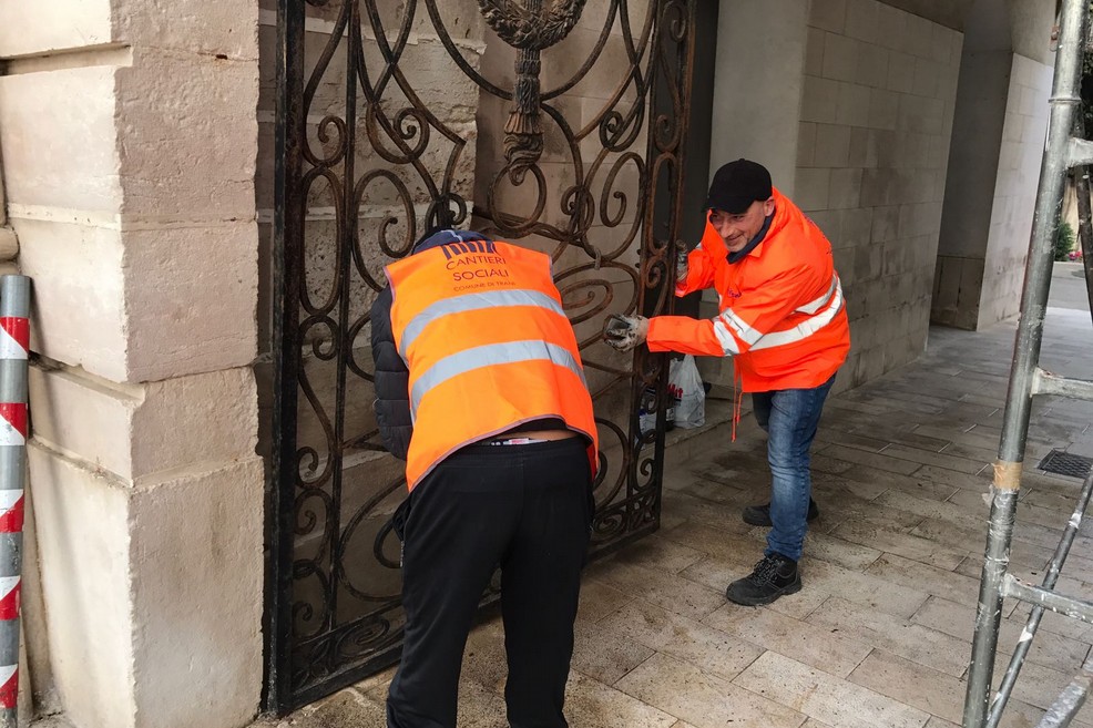 operai dei Cantieri sociali al cimitero