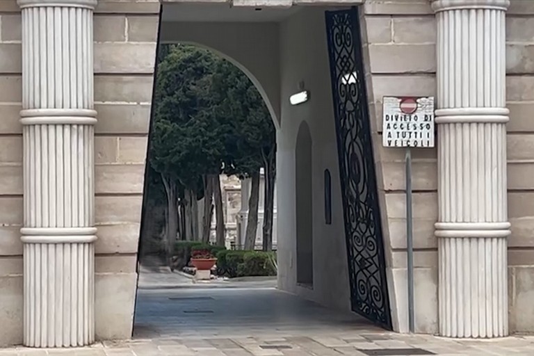 Cani ammessi al cimitero di Trani: via libera con nuove regole