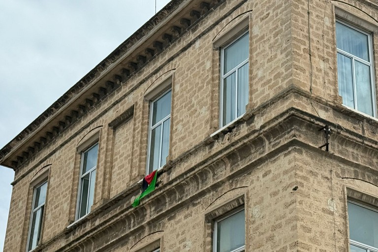 Comune di Trani Il sindaco espone la bandiera della Palestina