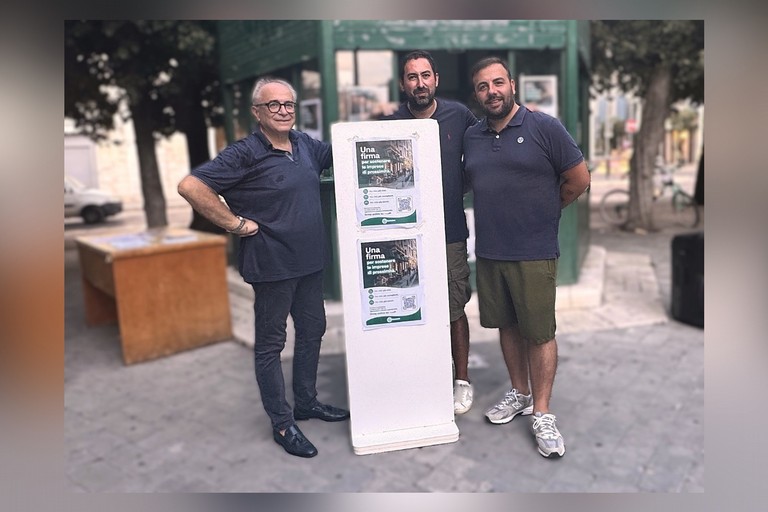 Confesercenti | Raccolta Firme a Trani. <span>Foto Tonino Lacalamita</span>